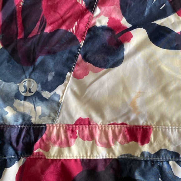 Lululemon misty miss jacket-size 4 windbreaker/rain shell - Picture 7 of 13